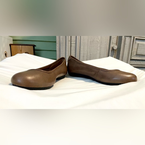 *EUC* TAOS Rascal - Women's Size 10 - Beige/Taupe Leather - Comfort/Ballet Flats - Picture 5 of 8